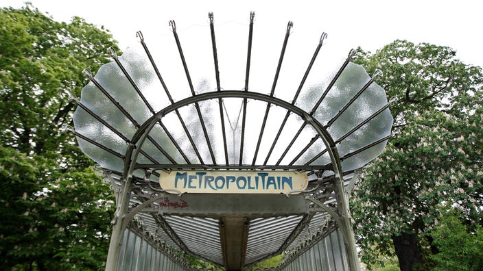 Eingang zur Pariser Metro im Art-Nouveau-Stil