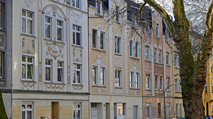 Reich verzierte, restaurierte Mehrfamilienhäuser stehen dicht beieinander