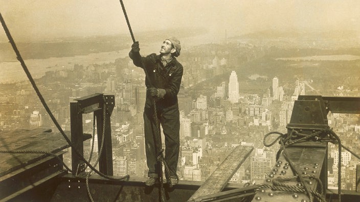 Schwarzweiß-Foto eines Arbeiters auf dem Empire State Building.