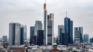 Viele verschieden große Wolkenkratzer drängen sich in der Frankfurter Skyline. 