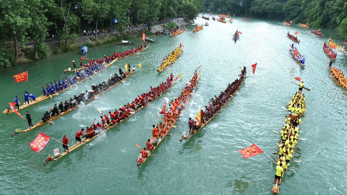 Ruderer bei einem Drachenbootrennen auf dem Jinjiang River