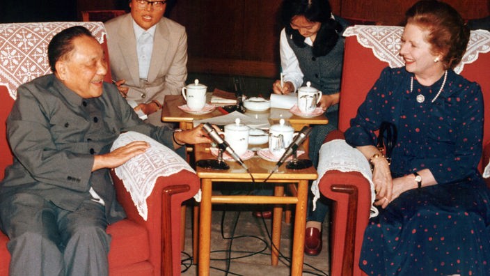 Deng Xiaoping sitzt auf einem Sessel.