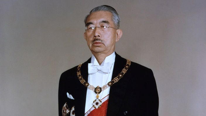 Der japanische Kaiser Hirohito mit einem Orden um den Hals