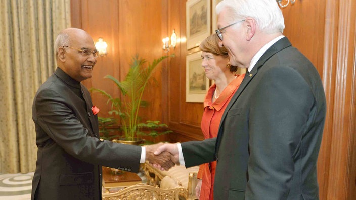Indiens Staatspräsident Ram Nath Kovind (links) empfängt den deutschen Bundespräsidenten Frank-Walter Steinmeier | Bildquelle: imago Indiens Staatspräsident Ram Nath Kovind (links) empfängt den deutschen Bundespräsidenten Frank-Walter Steinmeier