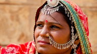 Eine indische Frau in traditioneller Kleidung mit Schmuck