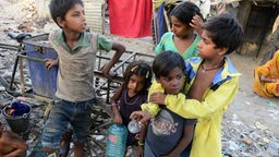 Fünf Kinder in einem Slum