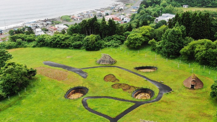 Luftbild: Archäologische Ausgrabungsstätte in Nordjapan | Bildquelle: picture alliance / ASSOCIATED PRESS / Noriaki sasaki Luftbild: Archäologische Ausgrabungsstätte in Nordjapan