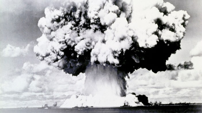 Schwarz-Weiß-Aufnahme vom Einschlag der Atombombe in Hiroshima im Jahr 1945.