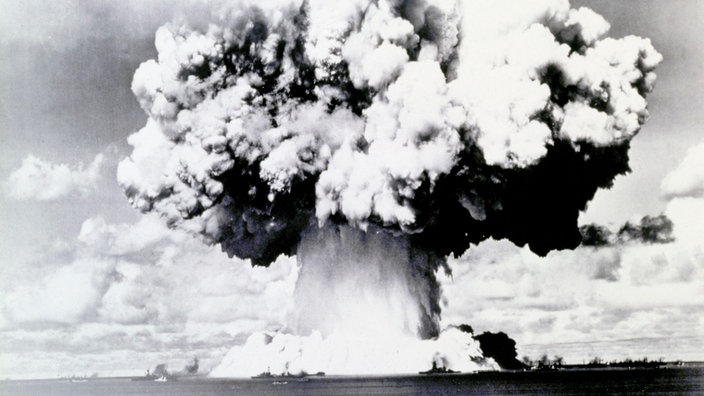 Schwarz-Weiß-Aufnahme vom Einschlag der Atombombe in Hiroshima im Jahr 1945. | Bildquelle: akg-images / Album Schwarz-Weiß-Aufnahme vom Einschlag der Atombombe in Hiroshima im Jahr 1945.