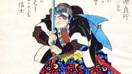 Bunte Zeichnung eines Samurais mit erhobenem Schwert nebst japanischen Schriftzeichen.