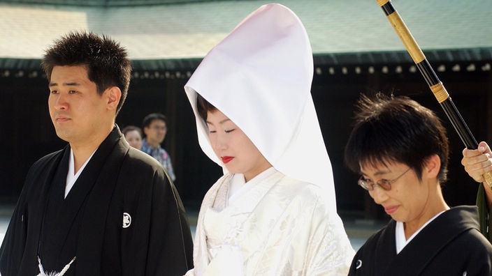 Braut und Bräutigam bei einer Shinto-Hochzeit.