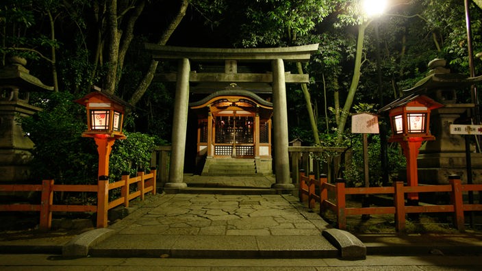 Laternen und Tor auf dem Gelände eines Shinto-Schreins.