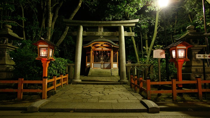 Laternen und Tor auf dem Gelände eines Shinto-Schreins. | Bildquelle: dpa Picture-Alliance Laternen und Tor auf dem Gelände eines Shinto-Schreins.