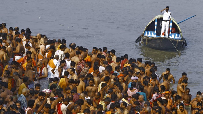 Menschenmassen am Flussufer des Ganges