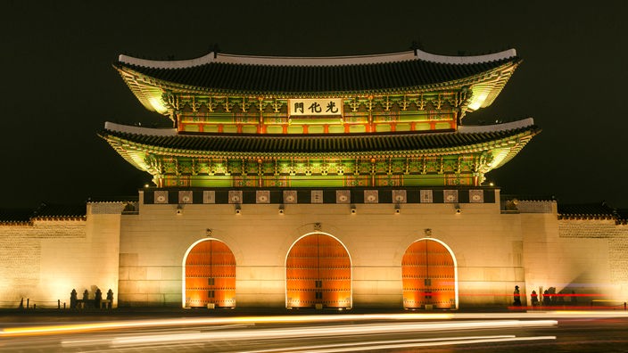 Der Gyeongbokgung-Palast in Seoul bei Nacht