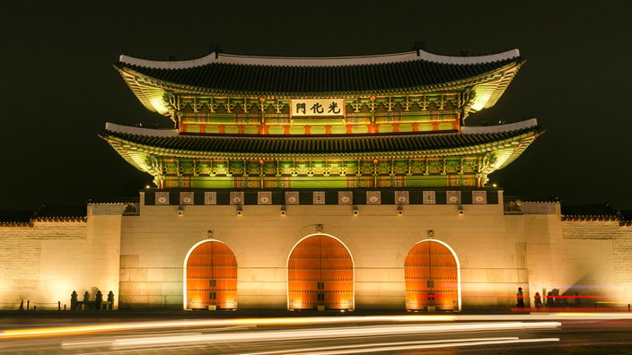 Der Gyeongbokgung-Palast in Seoul bei Nacht | Bildquelle: picture alliance / Zoonar Der Gyeongbokgung-Palast in Seoul bei Nacht