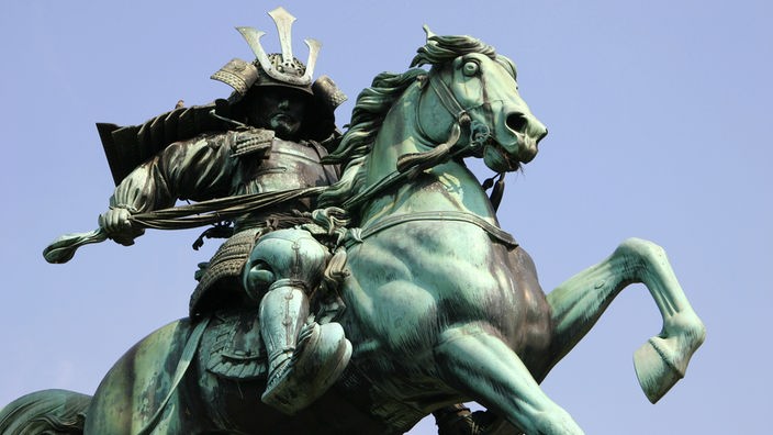 Reiterstandbild des Samurai Kusunoki Masashige auf seinem Pferd.