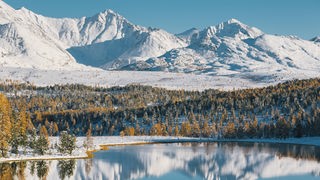 Blick auf die schneebedeckten sibirischen Alpen.