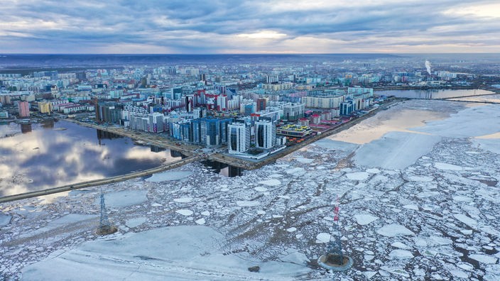 Luftaufnahme der sibirischen Großstadt Jakutsk.