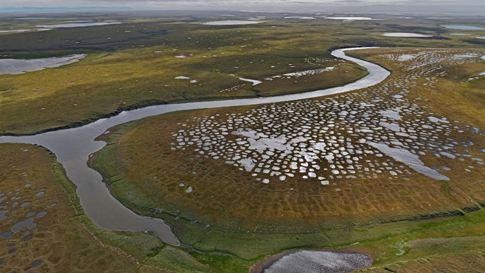 Permafrost-Landschaft im Lenadelta nahe Tiksi in Sacha, Yakutien, Russland | Bildquelle: akg / euroluftbild.de/Bernhard E Permafrost-Landschaft im Lenadelta nahe Tiksi in Sacha, Yakutien, Russland