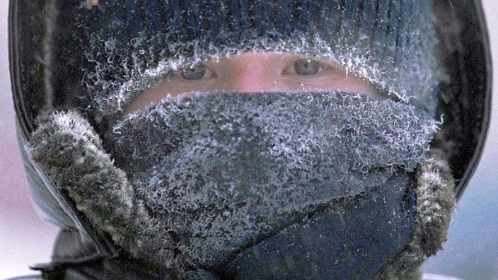 Nahaufnahme eines Mannes, der so in Mütze und Schal eingepackt ist, dass nur noch ein Schlitz für die Augen frei ist. | Bildquelle: dpa Picture-Alliance / Sergei_Il Nahaufnahme eines Mannes, der so in Mütze und Schal eingepackt ist, dass nur noch ein Schlitz für die Augen frei ist.