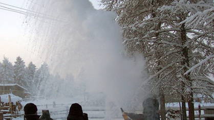 Die Fontäne einer Sektflasche spritzt in die Höhe und noch in der Luft ist der Sekt zu Schnee gefroren