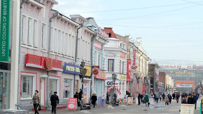 Innenstadt von Irktusk mit Passanten und alten Häusern