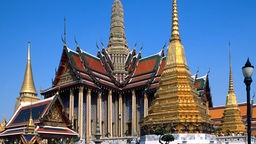 Ein prachtvoll verzierter Tempel im Tempelbezirk von Wat Phra Keo in Bangkok