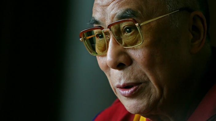 Seitliche Porträtaufnahme des Dalai Lama.