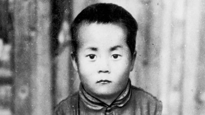 Schwarzweiß-Foto des vierjährigen Dalai Lama.