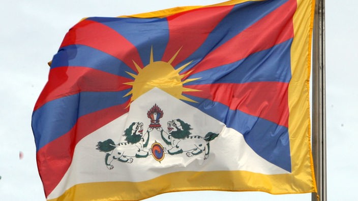 Tibetische Nationalflagge an einem Fahnenmast.