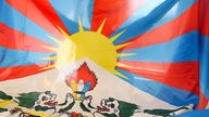 Nahaufnahme auf die tibetische Nationalflagge.