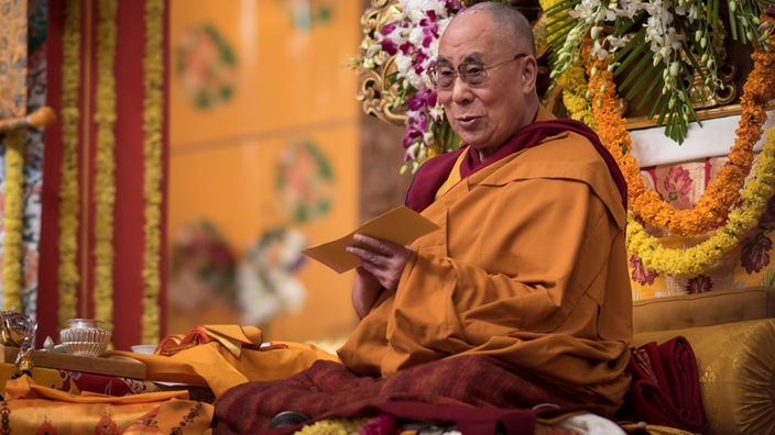 Der Dalai Lama hält eine Zeremonie ab