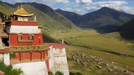 Kloster über einer tibetischen Hochebene.