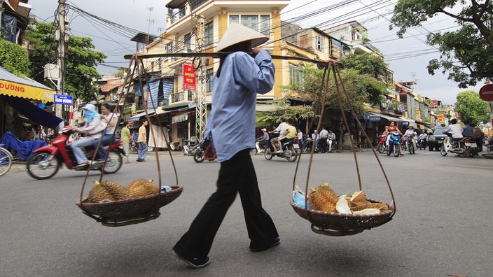 Straßenszene in Hanoi | Bildquelle: mauritius images Straßenszene in Hanoi