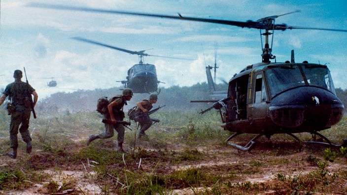 Amerikanische Hubschrauber und GIs im Vietnamkrieg