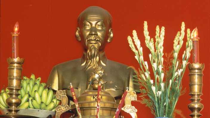 Büste von Ho Chi Minh | Bildquelle: laif/Axel Krause Büste von Ho Chi Minh