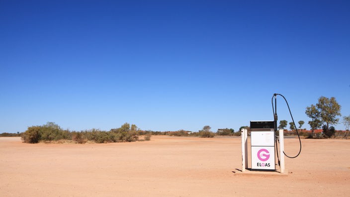 Eine einsame Zapfsäule in der australischen Wüste