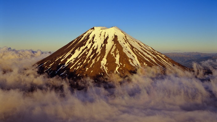 Der Vulkan Mount Ngauruhoe. | Bildquelle: WDR/Mauritius/Hideo Kurihara Der Vulkan Mount Ngauruhoe.