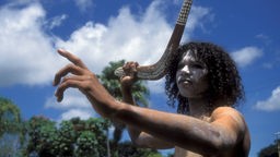 Aborigine wirft einen Bumerang
