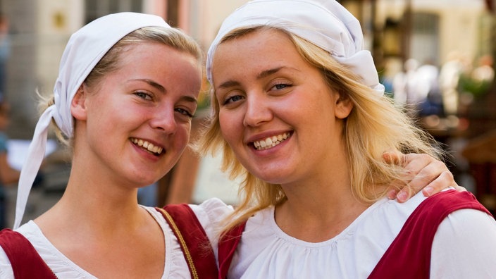 Junge Frauen in Trachtenkleidung