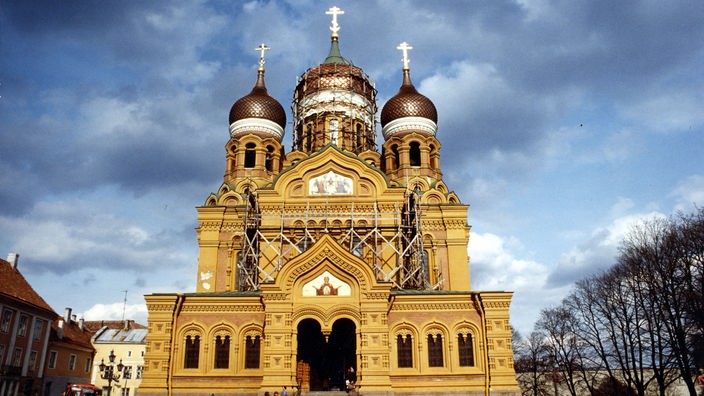 Blick auf eine prachtvoll verzierte Kathedrale, die Alexander-Newski-Kathedrale in Tallinn