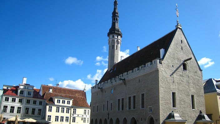 Der hohe Turm des Rathauses ragt in den blauen Himmel.