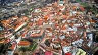 Die Luftaufnahme zeigt den Domberg, der erhöht über der Stadt liegt.
