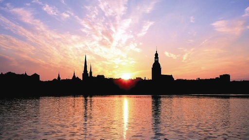 Stadtansicht von Riga am Abend.