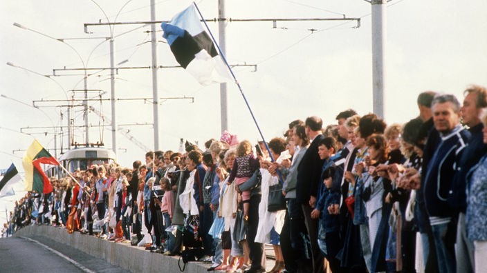 Menschenkette entlang einer Straßenbahntrasse in Tallinn