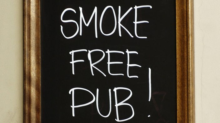 Tafel mit der Aufschrift "Smoke Free Pub" in einem Pub in Riga.