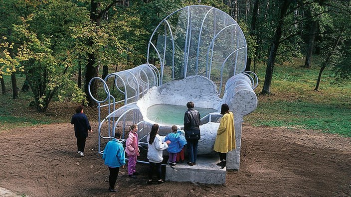 Ein übergroßer Sessel im Skulpturenpark "Europos Parkas".