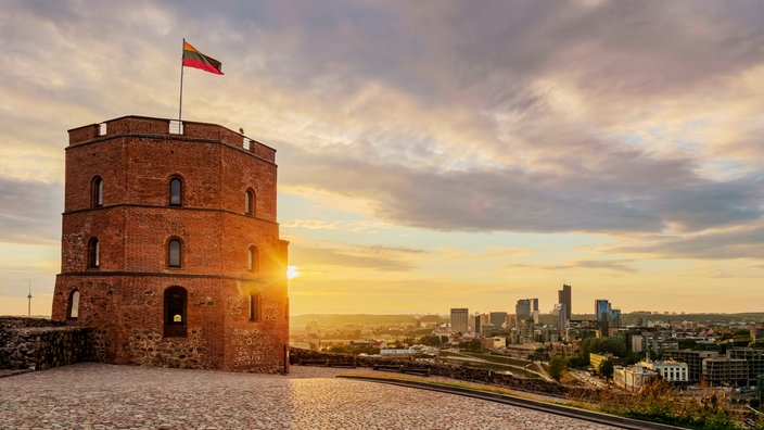 Der Gediminas-Turm in Wilna (Vilnius) bei Sonnenuntergang