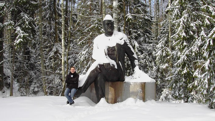 Tourist mit Lenin-Denkmal.